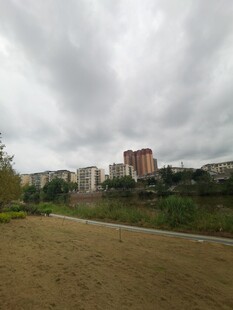 阴天时的城市边缘风景