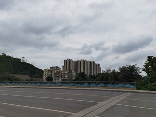 空旷场地旁的建筑群