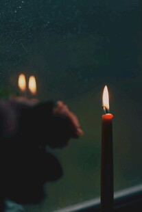 手触烛光的温馨瞬间