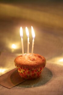 点燃蜡烛的美味纸杯蛋糕
