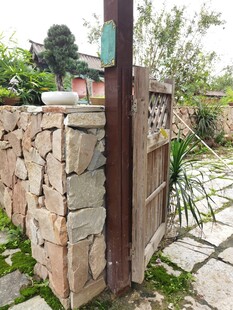 石墙旁的木质立柱景观