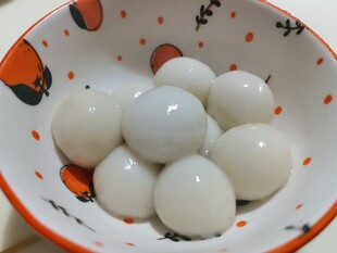碗中圆润汤圆