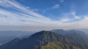 壮丽山景与蓝天白云