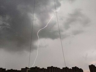 闪电划破乌云密布的天空