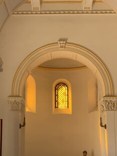 教堂内拱形窗与暖光景象