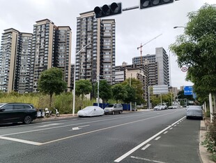 城市道路旁的高楼景观