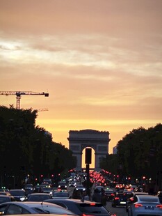 黄昏下的巴黎凯旋门车流