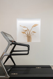 室内跑步机旁的艺术装饰画