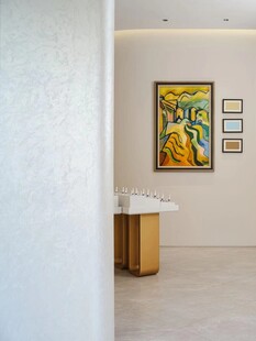 简约展厅中的艺术画作展示