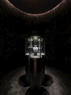 精致珠宝展示于神秘空间