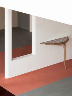 简约室内一角的独特小桌