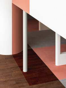 室内角落的几何色彩结构