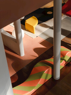 多彩条纹地毯与家居物件