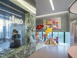 现代艺术风的多彩大厅空间