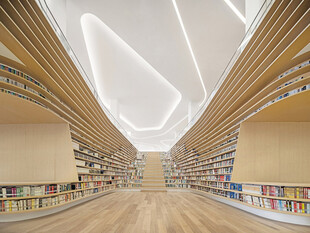 现代风格的宽敞书店空间