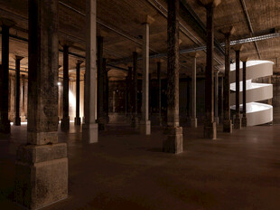 空旷废弃厂房内部景象