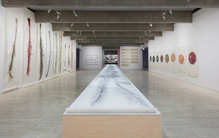 现代艺术展厅内的空旷空间