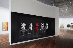 现代艺术展厅中的书法作品