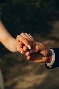 情侣牵手 爱意满满