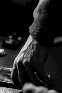 手工匠人专注操作瞬间