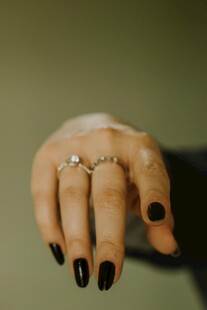 精致美甲搭配闪亮戒指