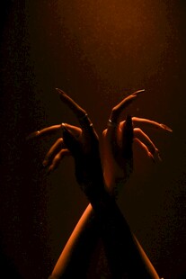 诡异双手 黑暗中的神秘姿态
