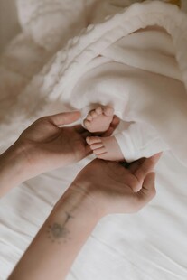 手牵手的温馨亲密瞬间