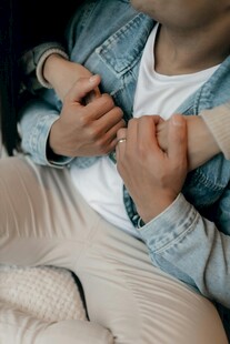 情侣温馨互动瞬间