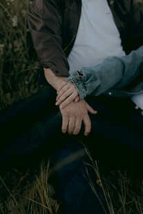 手戴多串手链的休闲姿态