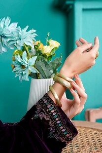 手捧花瓶中的多彩鲜花