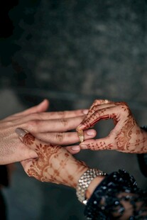 情侣牵手展示精美海娜纹身