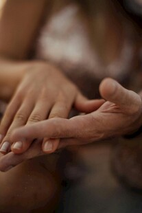 老人与孩童的温暖牵手