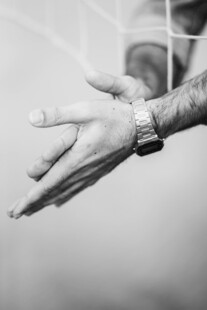 伸出的手与腕间饰品