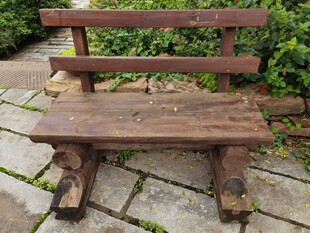 古朴木质长椅置于石径