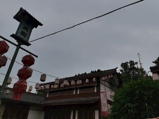 中式建筑与悬挂红灯笼