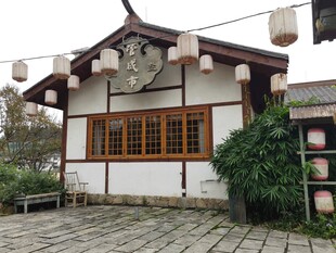 中式古雅建筑灯笼点缀