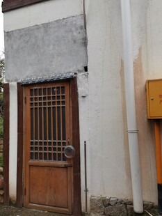 老旧木门与金属防护栏