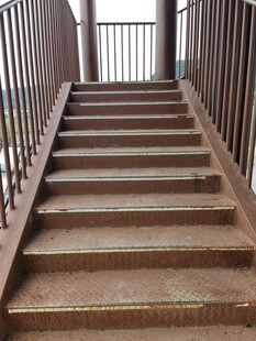 老旧金属楼梯的岁月痕迹