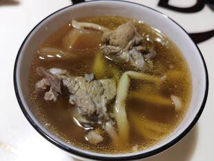 美味营养的骨头蔬菜汤