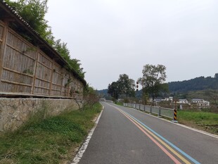 乡村彩色公路旁的石墙