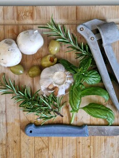 厨房香料与工具组合