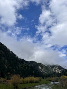 山间云雾缭绕的秀丽风光天空
