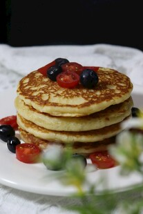 美味松饼配多彩浆果