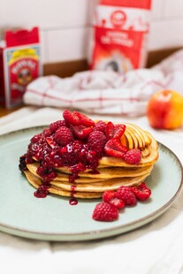 美味草莓松饼摆放在盘上