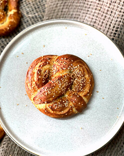 美味肉桂卷置于白色圆盘上