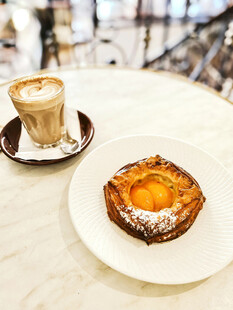 精致咖啡与甜点的惬意时光