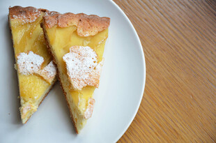 两块美味水果派