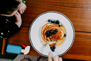 美味蓝莓松饼置于木桌