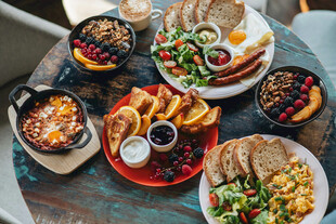 丰盛多样的美味餐食组合