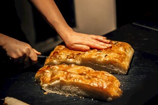 手工切制美味糕点